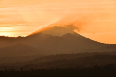 Kawah Ijen'de krater gündoğumu manzaraya