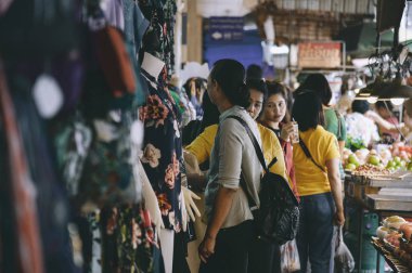 Kimliği belirsiz turist Kim Yong markette alışveriş