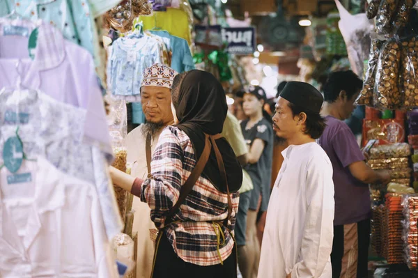 Turistas não identificados estão comprando no mercado Kim Yong — Fotografia de Stock