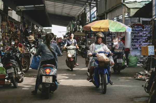 Unidentified people in Rong Kluea market — Stock Photo, Image