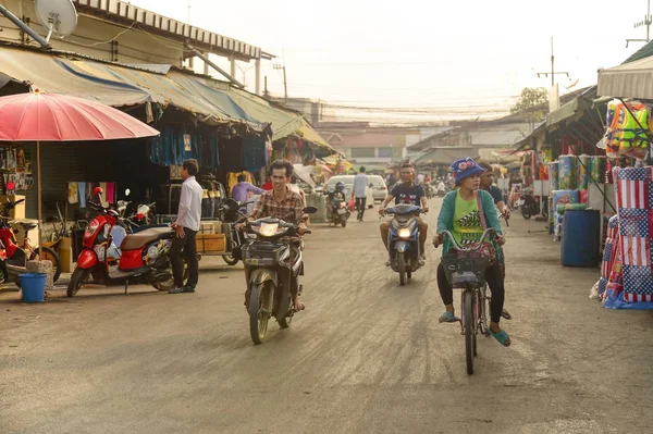 Unidentified people in Rong Kluea market — Stock Photo, Image