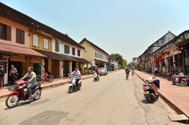 Kimliği belirsiz kişi şehir Luang Prabang yolda