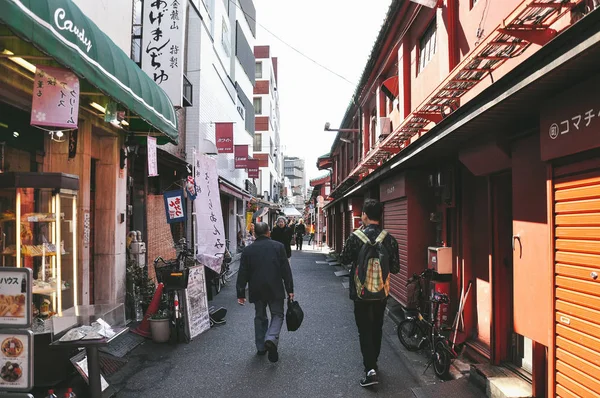 I turisti camminano su Nakamise Dori in sacrario di Sensoji — Foto Stock