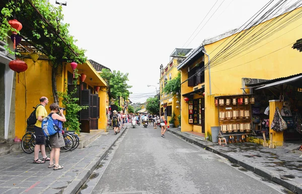 Los turistas visitan Hoi Una ciudad antigua — Foto de Stock