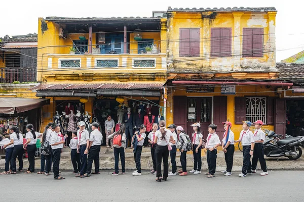 Oidentifierade studenter besöka Hoi en antik stad — Stockfoto
