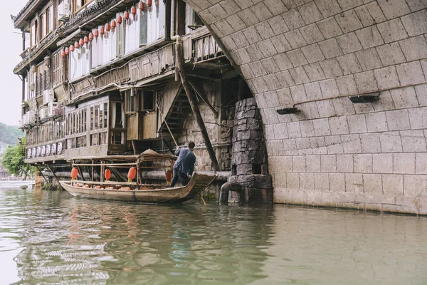 Τουριστικό σκάφος στον ποταμό Fenghuang αρχαίας πόλης — Φωτογραφία Αρχείου