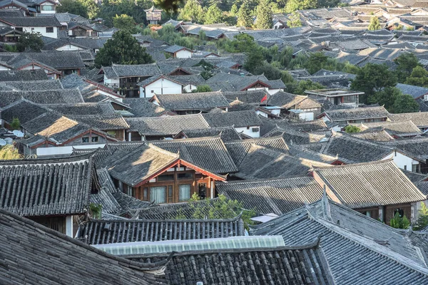 Tetto tradizionale al centro storico di Lijiang — Foto Stock