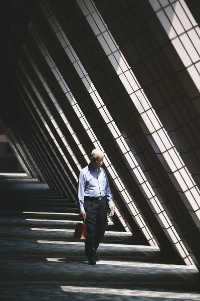 Alter Mann zu Fuß im Hongkong Kulturzentrum — Stockfoto