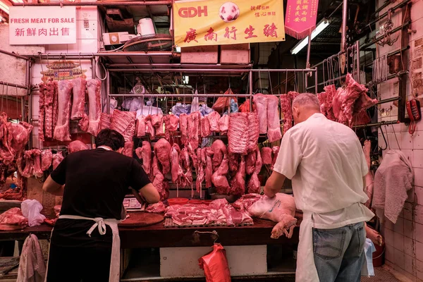 Dois carniceiros que vendem carne fresca — Fotografia de Stock
