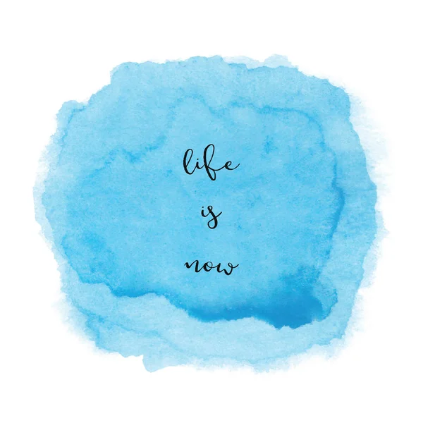Livet är nu. Inspirerande citat på blå vattenfärg bakgrund — Stockfoto