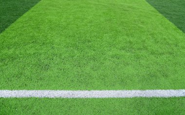 Yeşil futbol sahası üzerinde beyaz çizgi