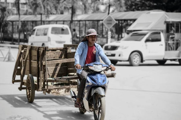 Worker transport goods by cart — Stock Photo, Image