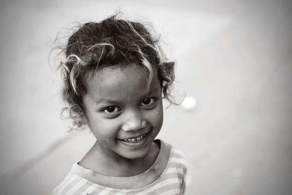 笑みを浮かべて正体不明の少女の肖像画 — ストック写真
