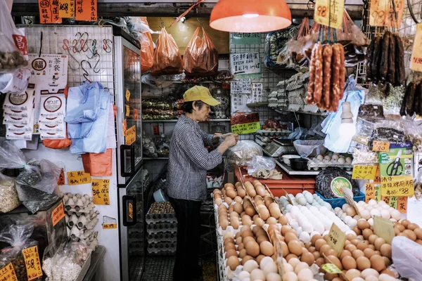 Mulher organizando saco de comida fresca — Fotografia de Stock