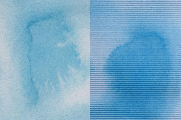 Aquarela azul sobre papel e papelão ondulado — Fotografia de Stock