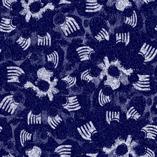 Çivit mavisi batik boyanmış papatya çiçeği efekti dokusu arka planı. Kusursuz Japon kumaş örnekleri. Boyalı çiçek motifli çamaşır suyu boyası. Kimono tekstil kumaşının her yerinde erkeksi Asya füzyonu var.. — Stok fotoğraf