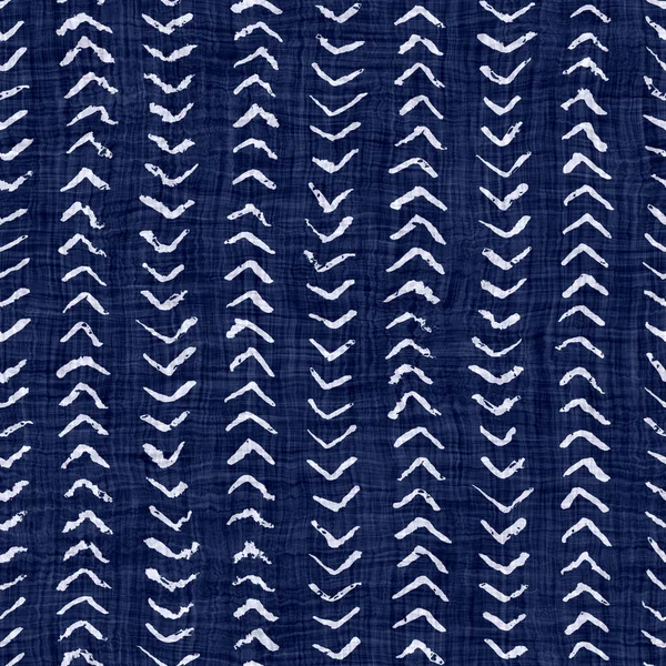 Indygo niebieski Batik efekt farbowany tło tekstury. Płynny japoński wzorzec powtarzania Swatch. Motyw wybielacza z kością śledzia. Męski azjatycki allover syntezy kimono tekstylia. Wydruk tkaniny boro — Zdjęcie stockowe