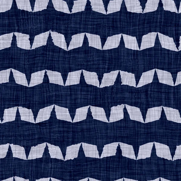 Indigo azul tecido boro algodão tingido efeito textura fundo. Sem costura japonês repetir batik padrão de amostra. Listra lixiviado tintura lixívia. Asiático fusão allover quimono têxtil. Impressão de pano usado — Fotografia de Stock