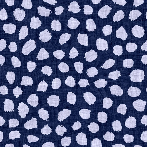 İndigo mavisi batik boyalı efekt noktalı doku arka planı. Kusursuz Japon stili tekrar numunesi. Boya dairesi çamaşır suyu boyası. Maskülen Asya füzyon alaşımı Kimono tekstil boro kumaş baskısı — Stok fotoğraf