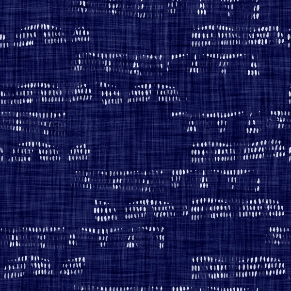 Indigo kék batik festett hatás textúra háttér. Zökkenőmentes japán ismétlődő minta swatch. Festői nyakkendő festék motívum fehérítő festék. Férfias ázsiai fúzió az egész kimonó textilen. Elhasználódott boroszövet lenyomat — Stock Fotó