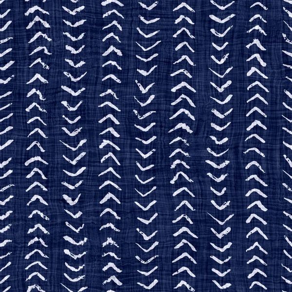 Indigo azul batik tingido efeito textura fundo. Amostra padrão de repetição japonês sem costura. Arenqueosso bloco motivo branqueador tintura. Masculino asiático fusão allover quimono têxtil. Impressão de tecido de boro usado — Fotografia de Stock