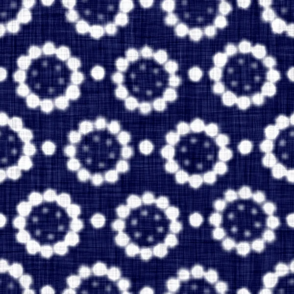 İndigo mavisi örülmüş boro pamuk boyanmış doku arka planı. Kusursuz Japonlar batik numunelerini tekrarlıyor. Daisy motif acil durum kravat boyası çamaşır suyu. Kimono tekstiline Asya dalgası bulaşmış. Giysi izi. — Stok fotoğraf
