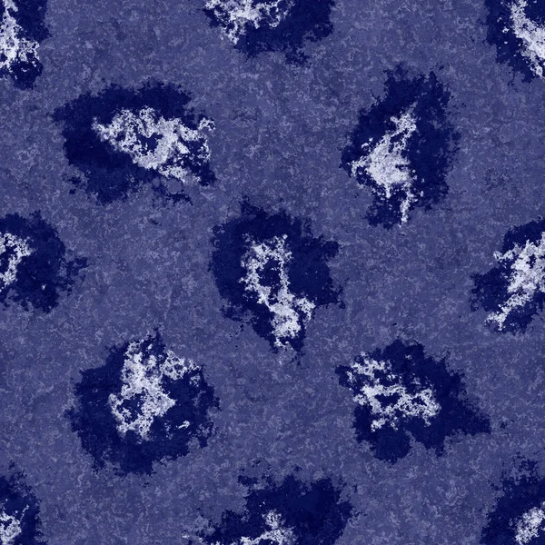 İndigo mavisi örülmüş boro pamuk boyanmış doku arka planı. Kusursuz Japonlar batik numunelerini tekrarlıyor. Buruşmuş kravatlı, boyalı çamaşır suyu. Asya füzyon izin veren kimono tekstili. Giysi izi. — Stok fotoğraf