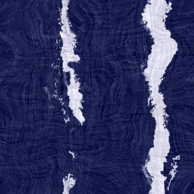 Mavi örülmüş boro pamuğunun efekt arka planında pürüzsüz çivit desenli kumaş. Japonlar batik direncini tekrarlıyor. Sıkıntılı kravat boyası beyazlatıcı. Asya füzyon izin veren kimono tekstili. Giysi izi.