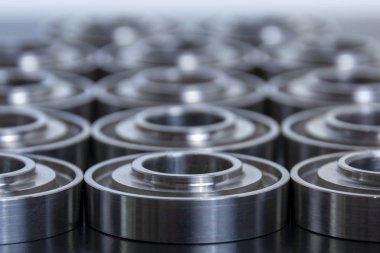 Tasarım ve proje için soyut teknik arka plan. Torna tezgahına yerleştirilmiş metal parçaları. Makine sanayi parçaları.