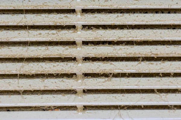 Parrilla de ventilación sucia en el interior de cerca. Concepto: mantenimiento de la ventilación, prevención . — Foto de Stock
