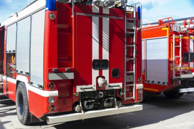 Kırmızı itfaiye ekipleri çağrı için hazır. Teknolojik nakil aracını ateşleyin. İtfaiye araçları itfaiye için hazırlanıyor..