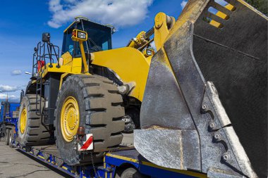Bir nakliye platformunda buldozer. Konsept: Yol yapımı, ağır inşaat ekipmanları.