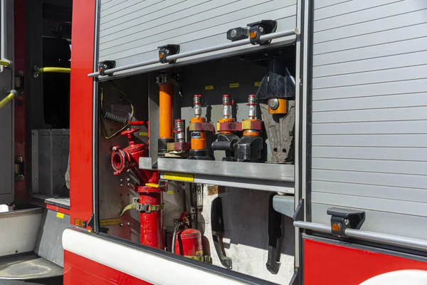 2019-09-08 Vologda, Rússia. Fragmento de um carro de bombeiros vermelho. Transporte tecnológico de combate a incêndios. Preparação para extinguir um incêndio . — Fotografia de Stock