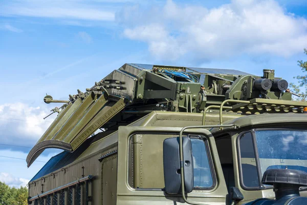 2019-09-08 Vologda, Oroszország. Összecsukható radar egy katonai járművön. Közelkép. Rakéta védelmi koncepció. — Stock Fotó