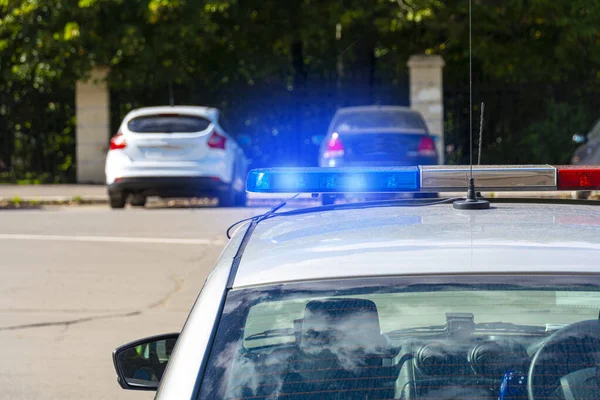Luci della polizia auto nel pomeriggio in città con selettivo fo — Foto Stock