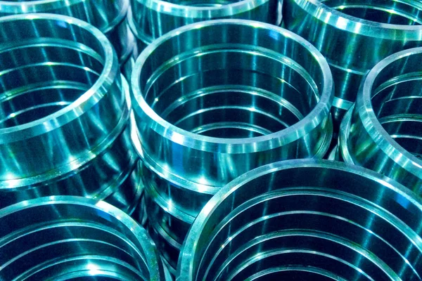 Torna tezgahına yerleştirilmiş metal parçaları koyu bir zemine yayılmış. Makine Sanayi Parçaları. Proje ve tasarım için soyut teknik arkaplan.
