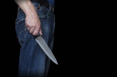 Elinde bıçak tutan bir adam.
