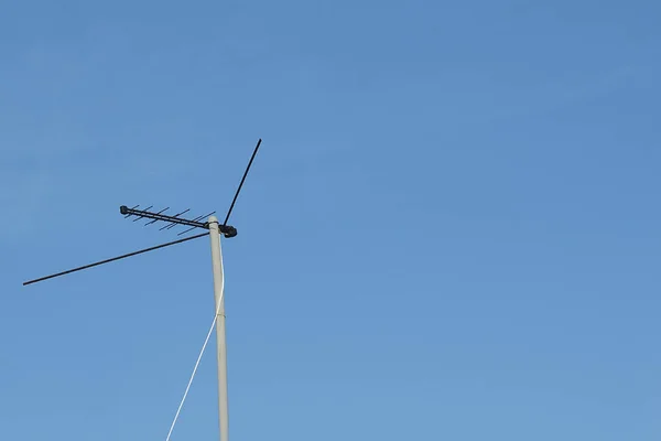 Antenna televisiva con sfondo cielo blu — Foto Stock