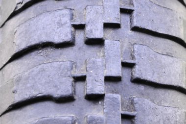 Lastik tekerleğinin dokusu. Eski lastik yakın çekim. Lastik tekerleğinin dokusu. Eski lastik yakın çekim. Bahçe arabası.