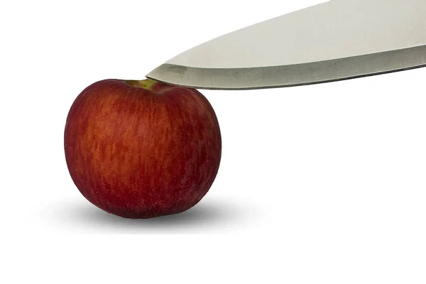Pomme rouge avec couteau isolé sur fond blanc — Photo