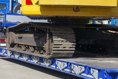 Sürüngen kazıcılı düşük yükleyici römorku, yakın plan..