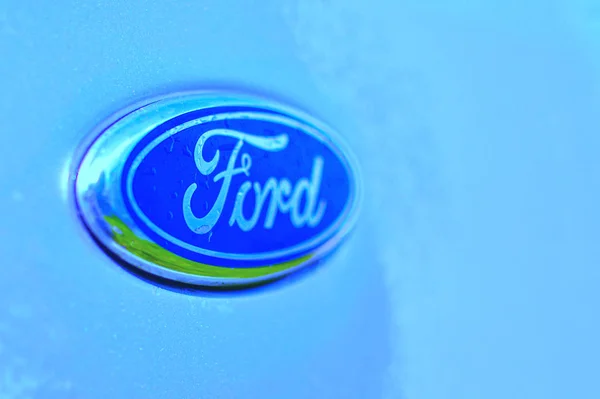 A Ford autóipari cég emblémája a Focus-on. Oroszország - október 5, 2019 Emblem esőcseppekkel, szelektív fókusz, másolás tér. — Stock Fotó