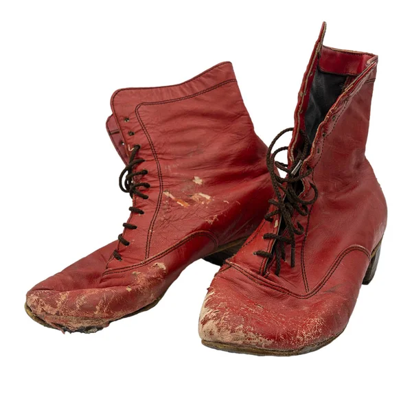 Close-up. Um par de sapatos de dança vermelhos. Mulheres, sapatos de dança europeus. Isolado sobre fundo branco . — Fotografia de Stock