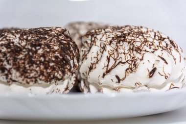 Beyaz arka planda çikolatalı şekerlemeler. Tatlı, tatlı tatlı.