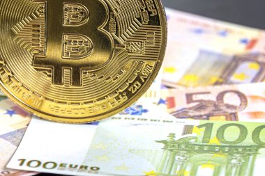 Bitcoin şifreli para birimi. Avro banknotlarındaki altın bitcoin. Bitcoin kripto para birimi, engelleme teknolojisi, dijital para, madencilik konsepti, avro banknotunda bitcoin.