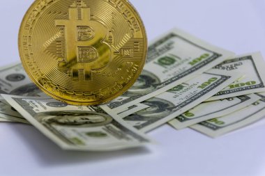 Bitcoin altın para (yeni sanal para) ve Amerikan doları banknot. Bitcoin 'leri dolara çevirin. Dünya çapında bir şifreleme ve dijital ödeme sistemi için kavramsal görüntü.