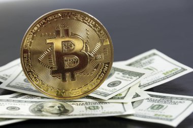Bitcoin altın para (yeni sanal para) ve Amerikan doları banknot. Bitcoin 'leri dolara çevirin. Dünya çapında bir şifreleme ve dijital ödeme sistemi için kavramsal görüntü.