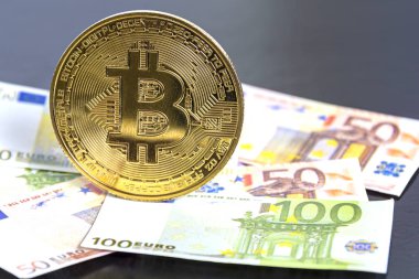 Bitcoin şifreli para birimi. Avro banknotlarındaki altın bitcoin. Bitcoin kripto para birimi, engelleme teknolojisi, dijital para, madencilik konsepti, avro banknotunda bitcoin.
