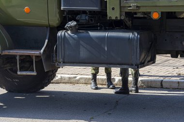 Ordu botları içindeki bir askerin bacakları paraşütçü arabasının arkasında. Kavram: askeri eğitim, seferberlik, acil durum, sıkıyönetim, ayaklanmalar.