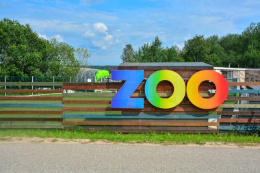 Hayvanat bahçesi tabelası. Tahta bir çitin üzerinde. Çok güzel renkli bir hayvanat bahçesi temas tabelası..